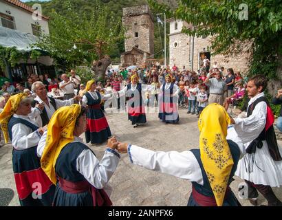 Lors d'une danse traditionnelle grecque Paniyiri, une fête locale, dans Kastania, dans les contreforts de la montagne Taygète, Mani, Sud du Péloponnèse, Grèce Banque D'Images