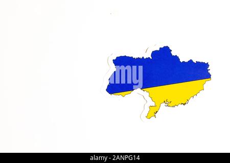 Los Angeles, Californie, États-Unis - 17 janvier 2020: Drapeau national de l'Ukraine. Contour du pays sur fond blanc avec espace de copie. Illustration politique Banque D'Images