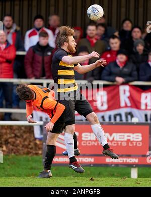 18 janvier 2020. Mackessack Park, Rothes, Moray, Ecosse, Royaume-Uni. C'est à partir de la Highland League Match de football entre Rothes FC et le Brora Rangers FC. Photo Contenu :- R - 7 Dale Brora Gillespie gagne en-tête.-/AlamyLiveNews Jasperimage - CRÉDIT Banque D'Images