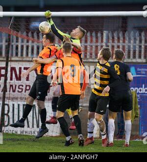 18 janvier 2020. Mackessack Park, Rothes, Moray, Ecosse, Royaume-Uni. C'est à partir de la Highland League Match de football entre Rothes FC et le Brora Rangers FC. Photo Contenu : Brora Goalmouth-action en 2 demi- Jasperimage AlamyLiveNews - CRÉDIT/ Banque D'Images