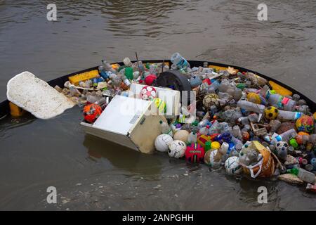 D'énormes tas de plastique flottant flottant dans la rivière Lee à Londres à Tottenham Hale, vu en 2020, pris par une barrière Banque D'Images