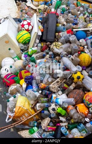 D'énormes tas de plastique flottant flottant dans la rivière Lee à Londres à Tottenham Hale, vu en 2020, pris par une barrière Banque D'Images