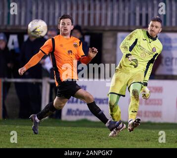 18 janvier 2020. Mackessack Park, Rothes, Moray, Ecosse, Royaume-Uni. C'est à partir de la Highland League Match de football entre Rothes FC et le Brora Rangers FC. Photo Contenu :- R - Brora GK - Joe Malin efface une attaque Rothes- Jasperimage AlamyLiveNews - CRÉDIT/ Banque D'Images