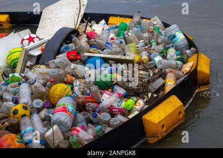 D'énormes tas de plastique flottant flottant dans la rivière Lee à Londres à Tottenham Hale, vu en 2020, pris par une barrière Banque D'Images