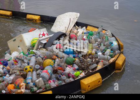 D'énormes tas de plastique flottant flottant dans la rivière Lee à Londres à Tottenham Hale, vu en 2020, pris par une barrière Banque D'Images