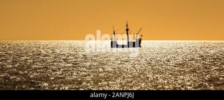 Compte tenu de la silhouette Santa Maria tallship voile de Colomb, l'océan Atlantique autour de l'île de Madère en été au coucher du soleil Banque D'Images