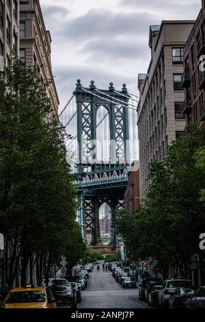 Vue d'une des tours du pont de Manhattan à partir de la rue du quartier de DUMBO, Brooklyn, NYC Banque D'Images