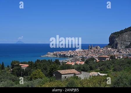 Vue panoramique de Cefalu à la côte de la mer Tyrrhénienne, la Sicile, l'Italie. Dans l'arrière-plan deux des Iles Eoliennes (Iles Eoliennes). Banque D'Images