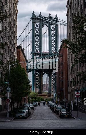 Vue d'une des tours du pont de Manhattan à partir de la rue du quartier de DUMBO, Brooklyn, NYC Banque D'Images