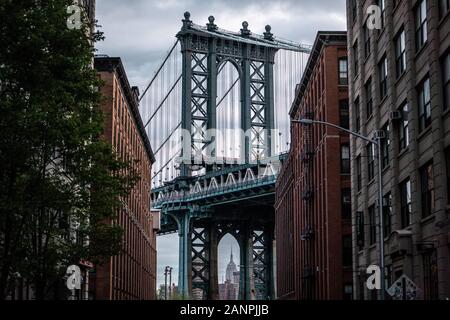 Vue d'une des tours du pont de Manhattan à partir de la rue du quartier de DUMBO, Brooklyn, NYC Banque D'Images