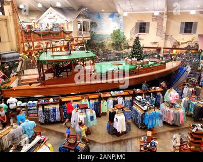 Islamorada, Floride, États-Unis - 3 janvier 2020 - la vue à l'intérieur des boutiques Bass Pro et du magasin World Wide Sportsman Banque D'Images