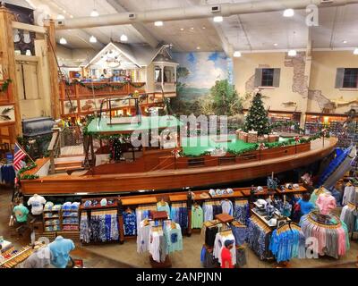 Islamorada, Floride, États-Unis - 3 janvier 2020 - la vue à l'intérieur des boutiques Bass Pro et du magasin World Wide Sportsman Banque D'Images