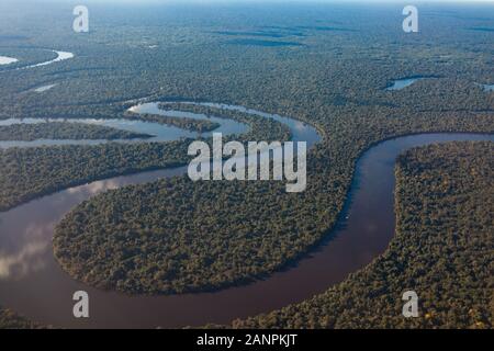 Vue sur le fleuve Amazone à partir d'un avion, des forêts tropicales denses, reflet dans l'eau. Banque D'Images