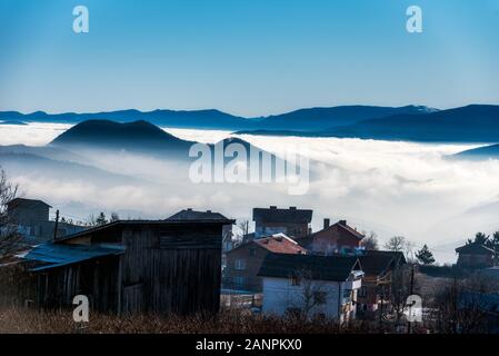 Matin brumeux dans village bulgare Avramovo aux Rhodope Banque D'Images