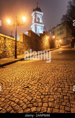 Clocher coloré à l'entrée à l'Assomption de la Sainte Vierge dans l'église de la vieille ville de Plovdiv, en Bulgarie. Nuit brumeuse Banque D'Images