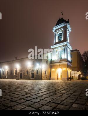 Clocher coloré à l'entrée à l'Assomption de la Sainte Vierge dans l'église de la vieille ville de Plovdiv, en Bulgarie. Nuit brumeuse Banque D'Images