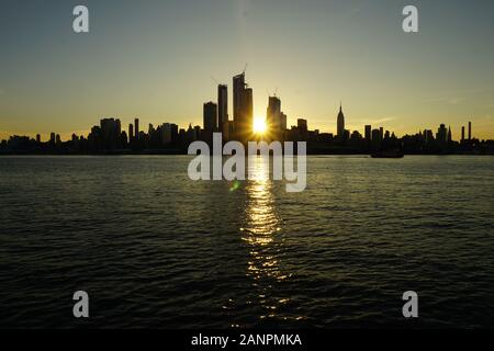 Les gratte-ciel de Manhattan cachent le lever du soleil vu de Hoboken Banque D'Images