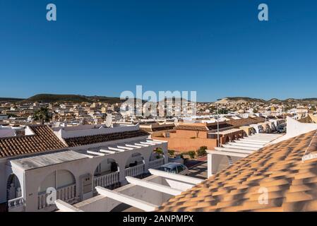 Camposol secteur C à Costa Calida, Espagne, UE. Camposol est une colonie populaire pour les ex-chats britanniques en Espagne. Vue sur les toits en direction des collines de Mazarron Banque D'Images