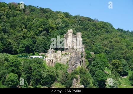Vue sur le château de Rheinstein depuis le ferry sur le rhin Banque D'Images