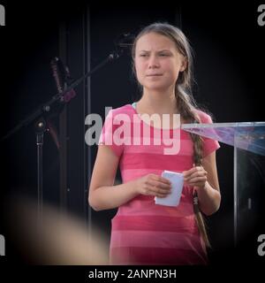 Les adolescentes s'exprime à l'activiste Greta Thunberg 2019 Grève climatique rassemblement à Battery Park à New York City Banque D'Images