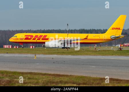 Le 29 octobre 2019, Moscou, Russie. Avion Tupolev Tu-204 Aviastar Airlines en livrée DHL à l'Aéroport de Sheremetyevo à Moscou. Banque D'Images