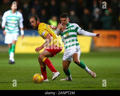 Firhill Stadium, Glasgow, Royaume-Uni. 18 janvier, 2020. Scottish Cup, contre Partick Thistle Celtic ; Stuart Bannigan de Partick Thistle suspend la défi de Greg Taylor de Celtic - usage éditorial : Action Crédit Plus Sport/Alamy Live News Banque D'Images