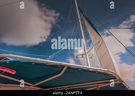 Vue sur le mât de sous le toit d'un catamaran. Banque D'Images