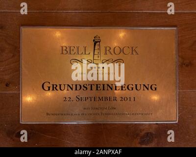 Rust, Allemagne - 01/06/2020 : Signe de la "Pose de la première pierre' dans les quatre étoiles supérieur HÔTEL Bell Rock à l'Europa Park avec l'entraîneur Banque D'Images