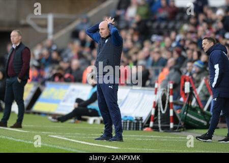 SWANSEA, Pays de Galles - 18 janvier Paul Cook gestionnaire de Wigan Athletic pendant le match de championnat entre Sky Bet Swansea City et Wigan Athletic au Liberty Stadium de Swansea, le samedi 18 janvier 2020. (Crédit : Jeff Thomas | MI News) photographie peut uniquement être utilisé pour les journaux et/ou magazines fins éditoriales, licence requise pour l'usage commercial Crédit : MI News & Sport /Alamy Live News Banque D'Images