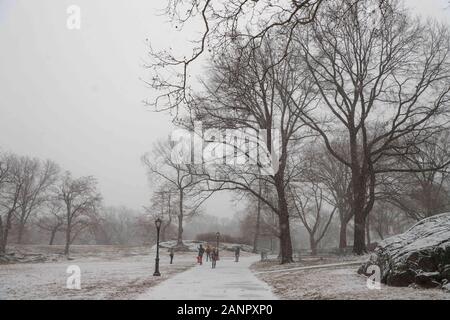 New York, New York, USA. 18 janvier, 2020. La neige est tombée sur la région de Central Park de New York, aux États-Unis ce samedi, 18 Crédit : William Volcov/ZUMA/Alamy Fil Live News Banque D'Images