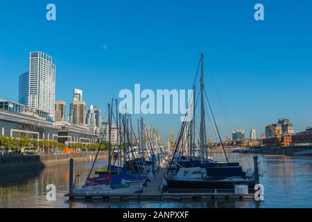 Les yachts et les immeubles de grande hauteur dans le nouveau et exclusif des docks de Puerto Madero, la capitale de l'état de Buenos Aires, Argentine, Amérique Latine Banque D'Images