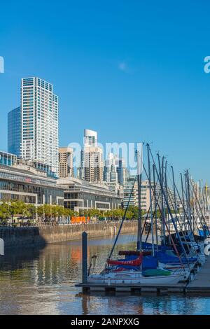 Les yachts et les immeubles de grande hauteur dans le nouveau et exclusif des docks de Puerto Madero, la capitale de l'état de Buenos Aires, Argentine, Amérique Latine Banque D'Images