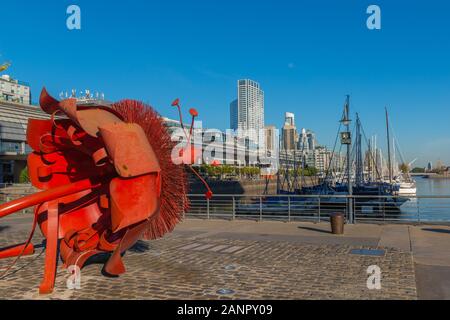 Les yachts et les immeubles de grande hauteur dans le nouveau et exclusif des docks de Puerto Madero, la capitale de l'état de Buenos Aires, Argentine, Amérique Latine Banque D'Images