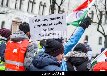 Munich, Allemagne. 18 janvier, 2020. Une semaine après qu'un groupe a manifesté contre la "loi anti-musulmanes'' en Inde, un groupe d'une organisation identifiée ont témoigné leur appui pour le gouvernement indien et la citoyenneté Projet de loi controversé Amendement assemblés à Munich's Geschwister Scholl Platz. Le projet de loi donne à la cabine l'amnistie aux minorités religieuses du Pakistan, l'Afghanistan et le Bangladesh pour migrer vers l'Inde, mais n'inclut pas les musulmans et s'agit d'un amendement à une loi de 64 ans que ces bars illégalement dans l'Inde d'obtenir la citoyenneté. Credit : ZUMA Press, Inc./Alamy Live News Banque D'Images