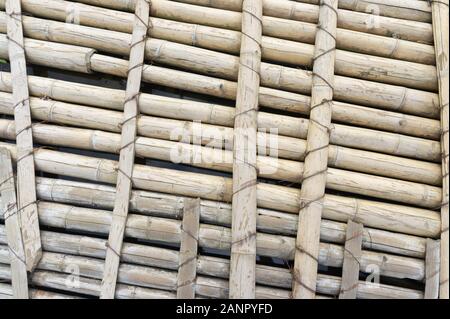 Vieux plancher en bois faite de troncs de bambou Banque D'Images