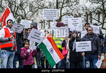 Munich, Allemagne. 18 janvier, 2020. Une semaine après qu'un groupe a manifesté contre la "loi anti-musulmanes'' en Inde, un groupe d'une organisation identifiée ont témoigné leur appui pour le gouvernement indien et la citoyenneté Projet de loi controversé Amendement assemblés à Munich's Geschwister Scholl Platz. Le projet de loi donne à la cabine l'amnistie aux minorités religieuses du Pakistan, l'Afghanistan et le Bangladesh pour migrer vers l'Inde, mais n'inclut pas les musulmans et s'agit d'un amendement à une loi de 64 ans que ces bars illégalement dans l'Inde d'obtenir la citoyenneté. Credit : ZUMA Press, Inc./Alamy Live News Banque D'Images