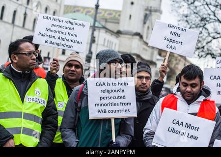 Munich, Allemagne. 18 janvier, 2020. Une semaine après qu'un groupe a manifesté contre la "loi anti-musulmanes'' en Inde, un groupe d'une organisation identifiée ont témoigné leur appui pour le gouvernement indien et la citoyenneté Projet de loi controversé Amendement assemblés à Munich's Geschwister Scholl Platz. Le projet de loi donne à la cabine l'amnistie aux minorités religieuses du Pakistan, l'Afghanistan et le Bangladesh pour migrer vers l'Inde, mais n'inclut pas les musulmans et s'agit d'un amendement à une loi de 64 ans que ces bars illégalement dans l'Inde d'obtenir la citoyenneté. Credit : ZUMA Press, Inc./Alamy Live News Banque D'Images