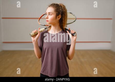 Joueur féminin avec raquette de squash en action Banque D'Images