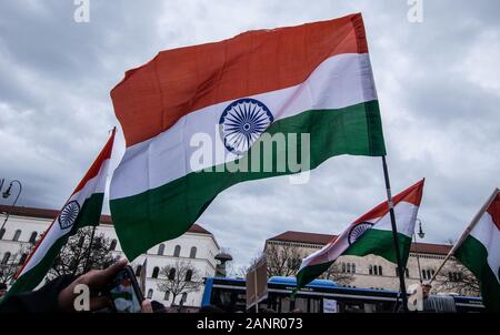 Munich, Allemagne. 18 janvier, 2020. Une semaine après qu'un groupe a manifesté contre la "loi anti-musulmanes'' en Inde, un groupe d'une organisation identifiée ont témoigné leur appui pour le gouvernement indien et la citoyenneté Projet de loi controversé Amendement assemblés à Munich's Geschwister Scholl Platz. Le projet de loi donne à la cabine l'amnistie aux minorités religieuses du Pakistan, l'Afghanistan et le Bangladesh pour migrer vers l'Inde, mais n'inclut pas les musulmans et s'agit d'un amendement à une loi de 64 ans que ces bars illégalement dans l'Inde d'obtenir la citoyenneté. Credit : ZUMA Press, Inc./Alamy Live News Banque D'Images