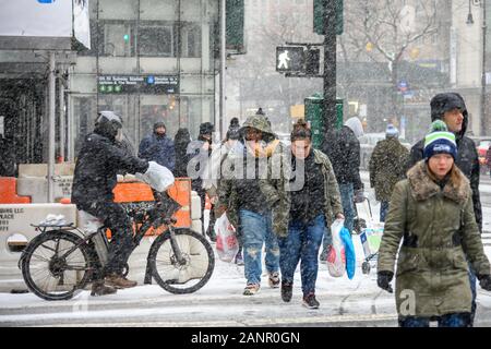 New York, États-Unis, 18 janvier 2020. Les gens traversent Lexington Avenue à New York Upper East Side, pendant une tempête. Credit : Enrique Shore/Alamy Live News Banque D'Images