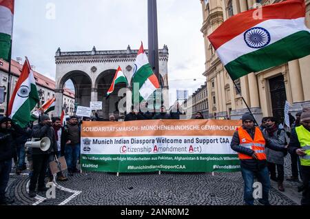 Munich, Allemagne. 18 janvier, 2020. Une semaine après qu'un groupe a manifesté contre la "loi anti-musulmanes'' en Inde, un groupe d'une organisation identifiée ont témoigné leur appui pour le gouvernement indien et la citoyenneté Projet de loi controversé Amendement assemblés à Munich's Geschwister Scholl Platz. Le projet de loi donne à la cabine l'amnistie aux minorités religieuses du Pakistan, l'Afghanistan et le Bangladesh pour migrer vers l'Inde, mais n'inclut pas les musulmans et s'agit d'un amendement à une loi de 64 ans que ces bars illégalement dans l'Inde d'obtenir la citoyenneté. Credit : ZUMA Press, Inc./Alamy Live News Banque D'Images