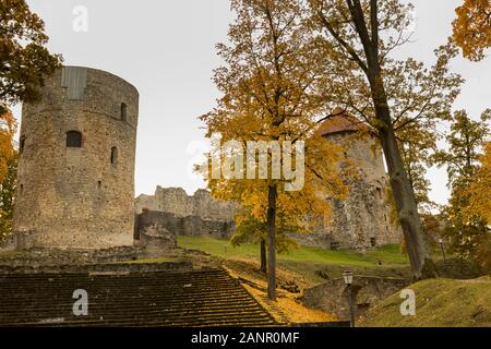 Automne parc aux ruines de château dans la ville de Cesis Banque D'Images