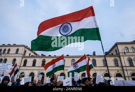 Munich, Allemagne. 18 janvier, 2020. Une semaine après qu'un groupe a manifesté contre la "loi anti-musulmanes'' en Inde, un groupe d'une organisation identifiée ont témoigné leur appui pour le gouvernement indien et la citoyenneté Projet de loi controversé Amendement assemblés à Munich's Geschwister Scholl Platz. Le projet de loi donne à la cabine l'amnistie aux minorités religieuses du Pakistan, l'Afghanistan et le Bangladesh pour migrer vers l'Inde, mais n'inclut pas les musulmans et s'agit d'un amendement à une loi de 64 ans que ces bars illégalement dans l'Inde d'obtenir la citoyenneté. Credit : ZUMA Press, Inc./Alamy Live News Banque D'Images