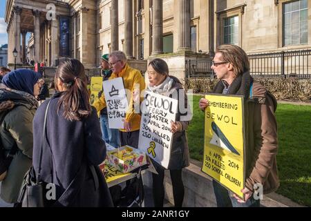 Londres, Royaume-Uni. 18 janvier 2019. Un petit groupe poursuit ses manifestations régulières à Trafalgar Square en souvenir des 304 victimes de la catastrophe d'un traversier Sewol le 16 avril 2014. Les victimes se trouvaient 250 enfants de l'école secondaire qui se sont noyés après avoir été dit de 'Stay put' sur un pont inférieur. Peter Marshall/Alamy Live News Banque D'Images