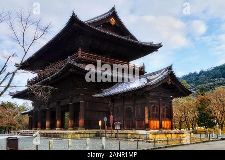 Traditionnel en bois porte San Mon Nanzen-Ji en temple bouddhiste de la ville de Kyoto, au Japon. Bâtiment historique au milieu d'un parc public sous ciel bleu sur une Banque D'Images