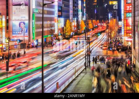 Megapolis surpeuplées de la ville de Tokyo au Japon autour Shinjuku-Shibuya de quartiers d'affaires de nuit avec des illuminations et des foules de gens cro Banque D'Images