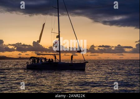 Yacht à voile à la silhoette orange vif au fond coucher de soleil. La voile à côte d'Amalfi, Italie. Banque D'Images