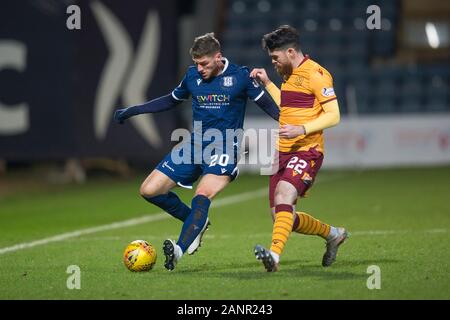 Dens Park, Dundee, Royaume-Uni. 18 janvier, 2020. Scottish Cup Football, Dundee FC contre Motherwell ; Ross Callachan de Dundee et Liam Donnelly de Motherwell - usage éditorial : Action Crédit Plus Sport/Alamy Live News Banque D'Images