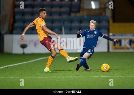 Dens Park, Dundee, Royaume-Uni. 18 janvier, 2020. Scottish Cup Football, Dundee FC contre Motherwell ; Jake Carroll de Motherwell et Lyall Cameron de Dundee - usage éditorial : Action Crédit Plus Sport/Alamy Live News Banque D'Images