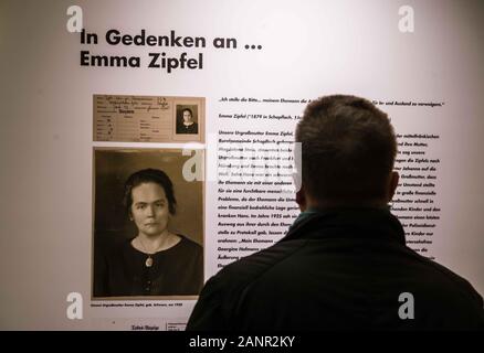 Munich, Bavière, Allemagne. 18 janvier, 2020. Les clients lors d'une exposition en hommage aux victimes du programme d'euthanasie T4 Nazi lire les reconstitutions de la vie des victimes. En hommage aux victimes sur le 80e anniversaire de leur catégorisation comme "inaptes à vivre'' par le régime de terreur nazi, le ministère de l'Intérieur de Bavière a organisé un programme commémoratif dans le cadre d'une exposition au Ministère. Le régime de la terreur national-socialiste a commencé le programme près de Munich et à travers elle, arrondi des personnes handicapées et des malades chroniques, les personnes déclarées inaptes à 'vivre'' puis les déporte à faire face à l'exécution. Banque D'Images